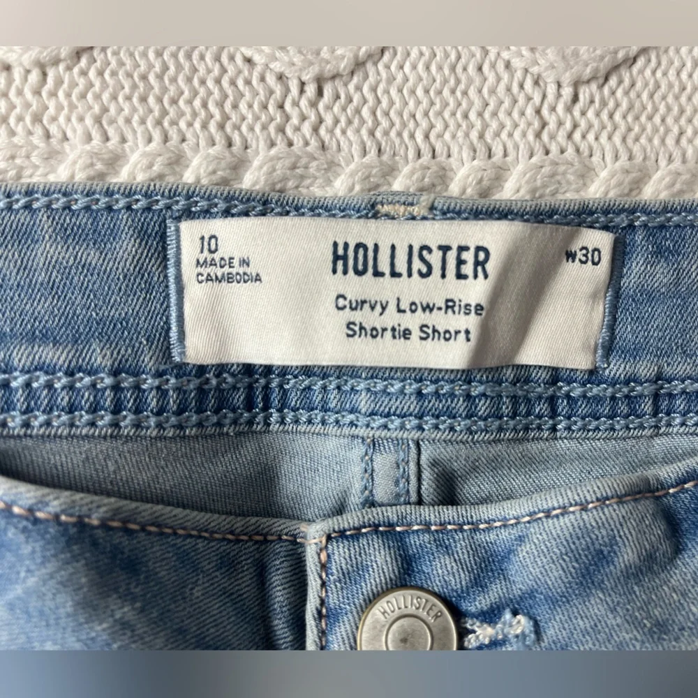 Hollister Women's Light Wash Floral Embroidered Shortie Jean Shorts Size 10 - Picture 2 of 14